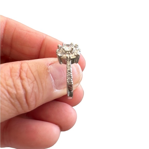 Classic Look Zircon Solitaire Silver Ring - Picture 4 of 7